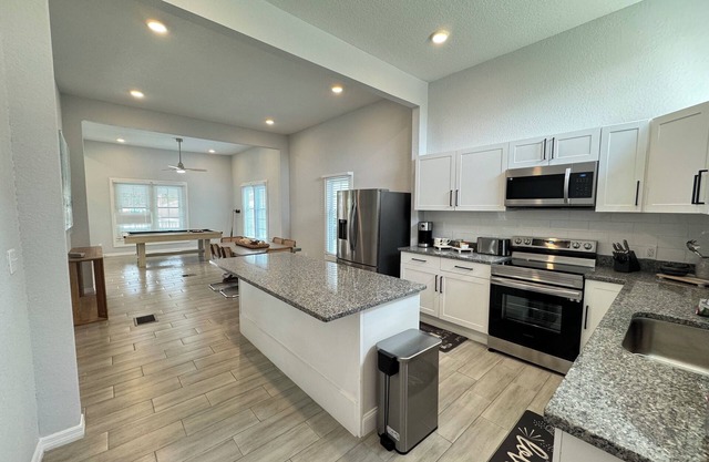 Manatee River Manor Near Anna Maria- 4BR/3.5BA, man cave, pool table, fire pit