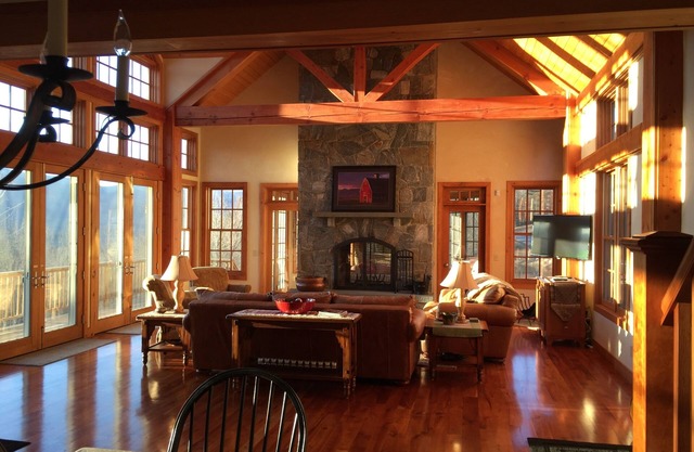 MANCHESTER HOME - BREATHTAKING VIEWS! LOCATION! GOLF! SKIING! SHOPPING! HOT TUB!
