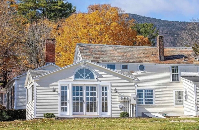 Manchester Renovated Historic 3 Bed, 3 Bath Mountain View, Large Yard
