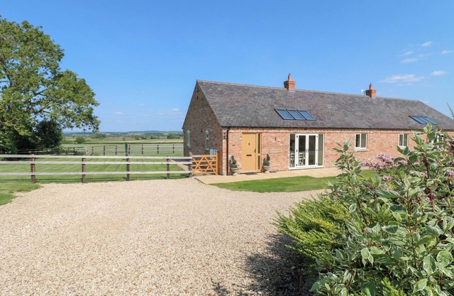 MANDARIN COTTAGE, pet friendly, with open fire in Melton Mowbray