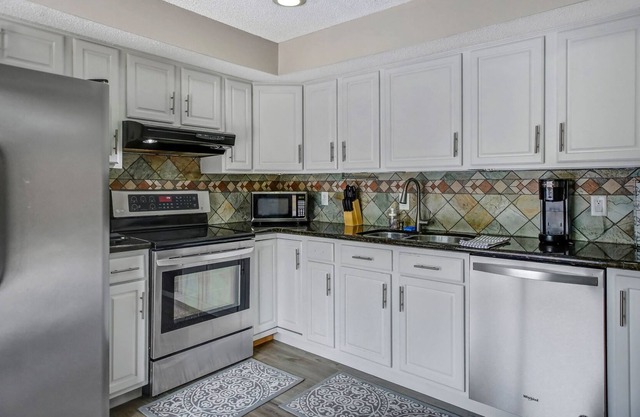 Mandarin Oasis - beautiful backyard, comfy, central living quarters