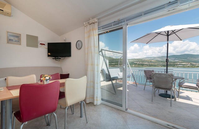 Mandic - studio apt w/stunning sea view terrace & only 100m from the beach