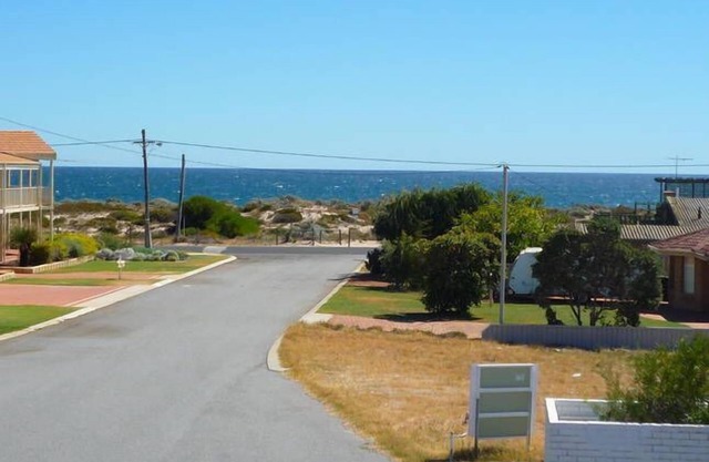 MANDURAH, Madora Bay home for families and pet friendly, 2 min walk to beach