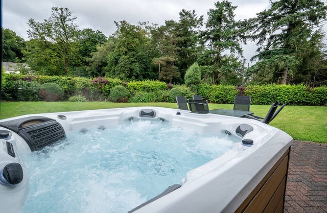 Mangahei Bungalow - On a working dairy farm with garden & Hot Tub