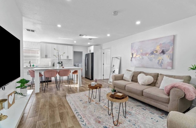 Manhattan- A clean, modern 4-bedroom home in the heart of South Tampa. Sleeps up to 10, with a fenced backyard, BBQ grill, and firepit. Great for families, groups, or work stays. Minutes to Picnic Island Park, downtown Tampa, and the beaches.n