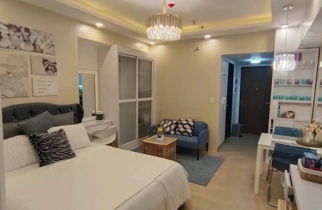 Manhattan plaza 2 araneta cubao with Balcony karaoke, netflix, washing machine