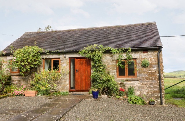 MANIFOLD COTTAGE, pet friendly, with a garden in Grindon