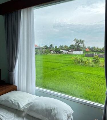 Manis House with ricefield view very close to ubud