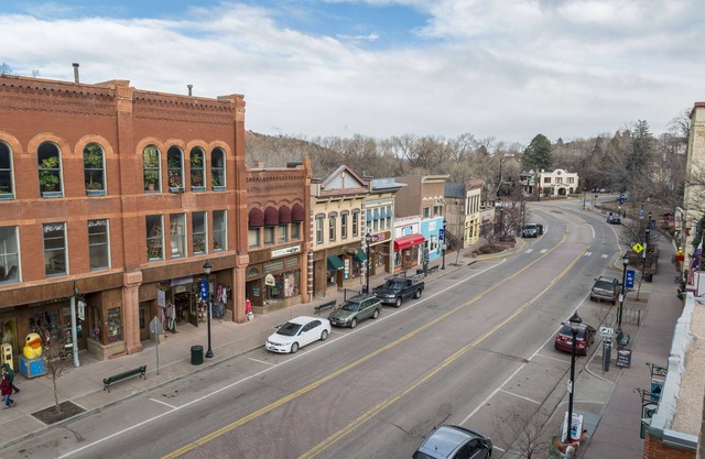 Manitou Loft Apartment 3A. 2 Bedroom, 1 bath, sleeps 5