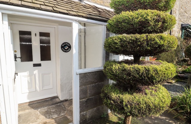 MANNA COTTAGE, romantic, character holiday cottage in Grassington