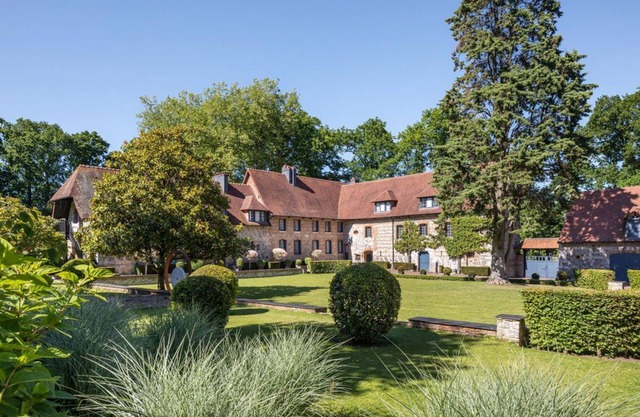Manoir Des Falaises - Four Bedroom Villa, Sleeps 8