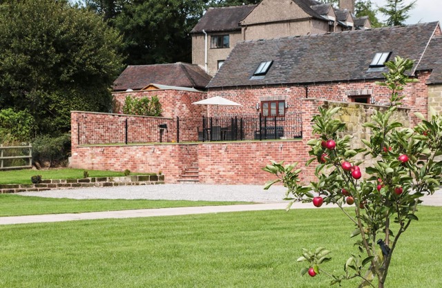 MANOR BARN, pet friendly, luxury holiday cottage in Fulford