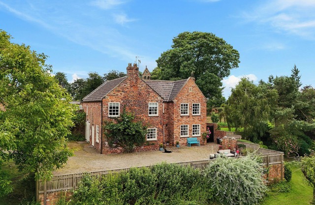 MANOR COTTAGE, pet friendly, with open fire in Northallerton