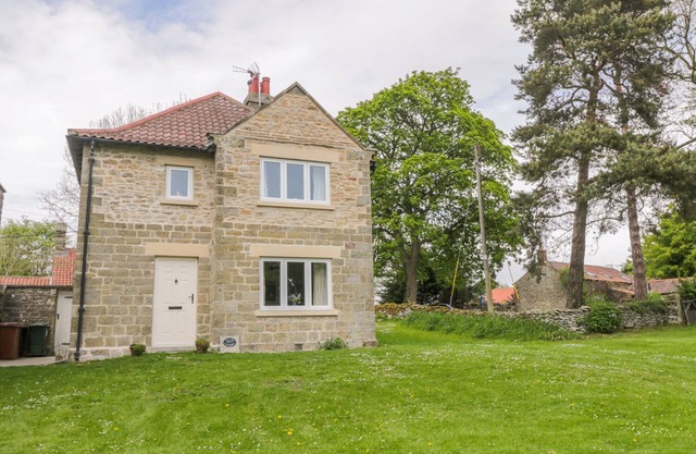 MANOR COTTAGE, pet friendly, character holiday cottage in Levisham