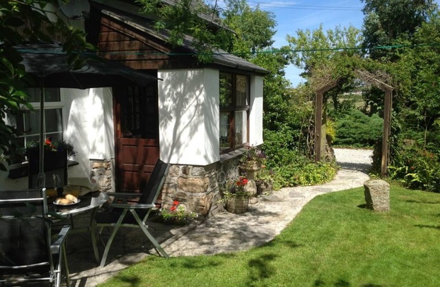 Manor Cottage - Two Bedroom House, Sleeps 6