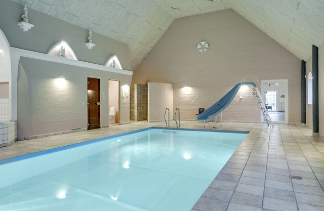 Manor house in a beautiful surrounding. Swimming pool. 41,000 m2 lovely park.