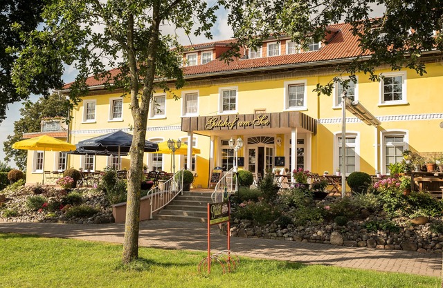 Manor house on the lake with its own steak house!