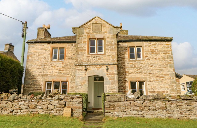 MANOR HOUSE, pet friendly, character holiday cottage in Hawes