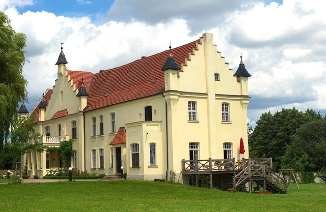 Manor house with historical flair for families and groups