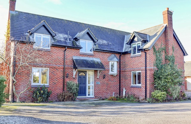 MANOR WOOD, pet friendly, luxury holiday cottage in Farndon