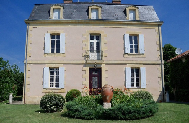 Mansion and fishing pond near Bergerac