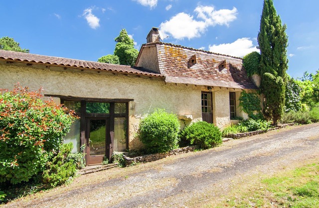 Mansion in Bourgnac with Pool and Wine Nearby