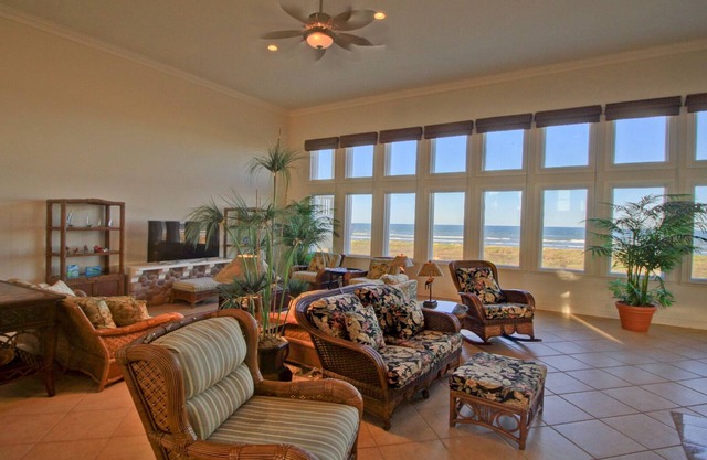 Manu Kai Elegant Beachfront retreat for large families. Private House with Swimming pool and Hot tub