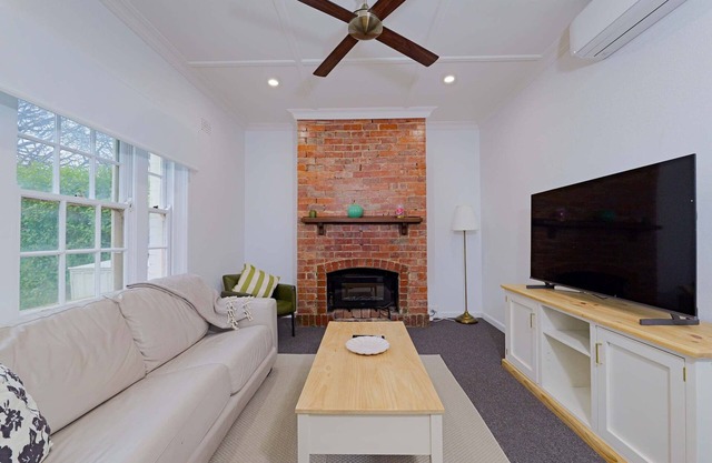 Manuka Village | Sleeps 9 | Free parking | Pets