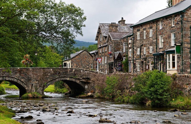 Many family attractions and outdoor pursuits are close to this delightful cottage, which lies just 1