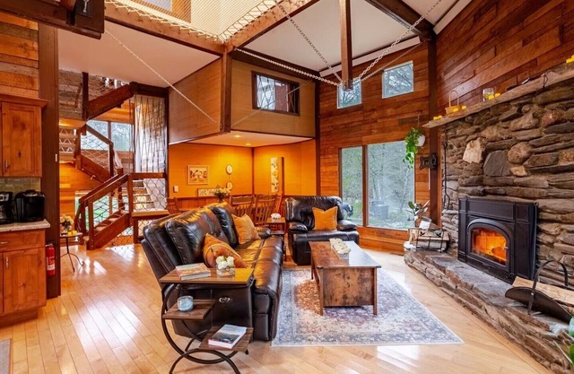 Maple Castle – Cozy Riverside Retreat with Hot Tub, Trails & Fireplace