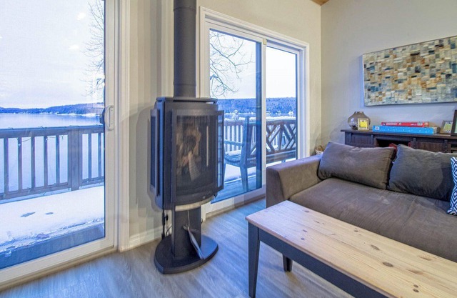 Maple Leaf Lodge - Two Bedroom Cottage, Sleeps 10