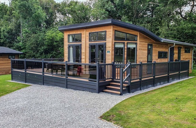 Maple Lodge | sleeps 6 - Hot Tub, Dog Friendly - 5* Visit England