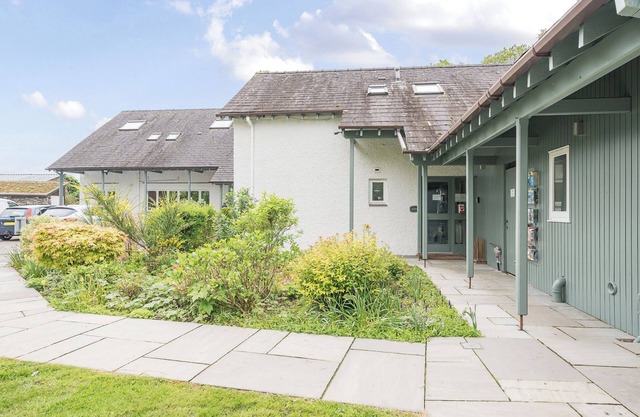 MAPLE - WOODLAND COTTAGES, with hot tub in Bowness-On-Windermere