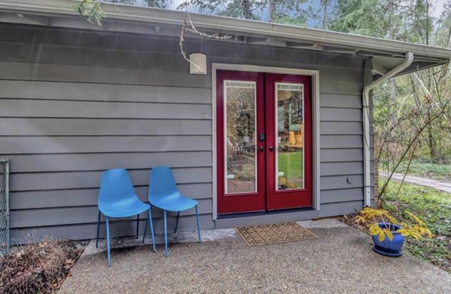 Maplewood ADU Garden Retreat w/full kitchen. Washer/Dryer in unit. Private.
