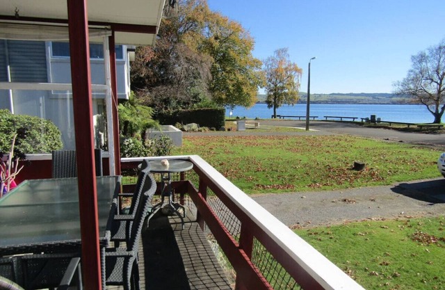 Mapou Magic · Classic Kiwi Bach - Great location by the Lake