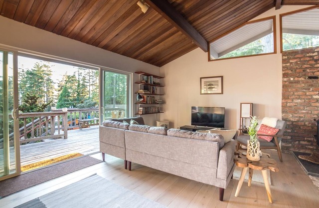 Mar a Vista: Cozy Coastal Cottage with Modern Amenities