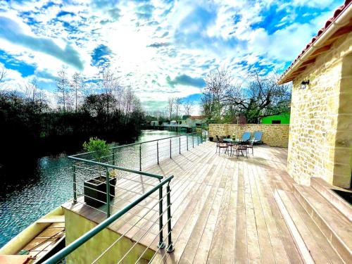 Marais Poitevin maison au bord de l'eau