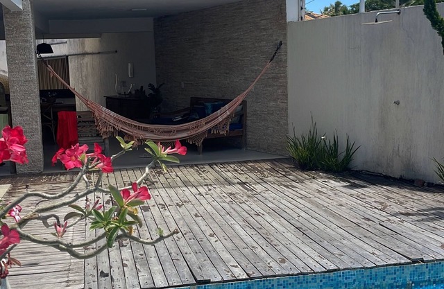 Maravilhosa Casa em Vilas do Atlântico, há 50 mts da Praia, 4 Suites