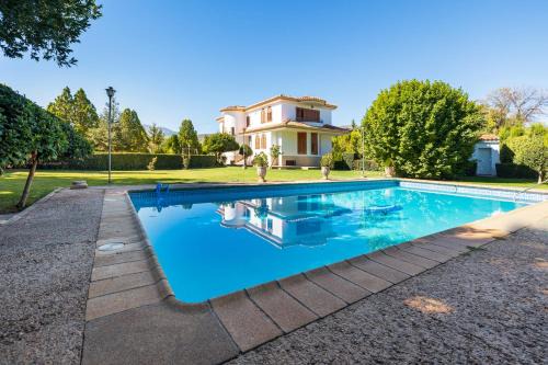 Maravilloso chalet con piscina en Baza