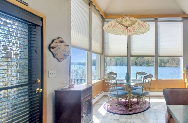Marble House - Beautiful Lake Front Home with scenic view