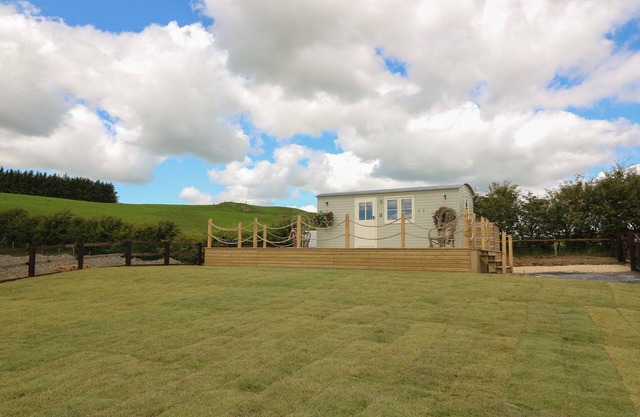 MARCHES WAY, pet friendly, with hot tub in Rhayader