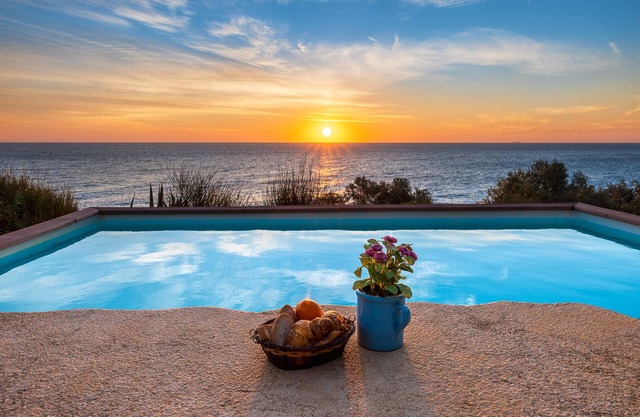 Mareverde.Gorgeous beachfront cottage with pool