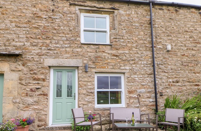 MARGARET'S COTTAGE, pet friendly, with open fire in Low Row
