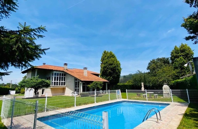 María Bonita Chalet. Full rental with private pool, barbecue and garden