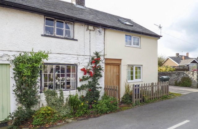 MARIGOLD COTTAGE, pet friendly, character holiday cottage in Clun