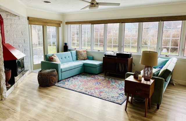 Marigold Inn ! Mid century renovated home! 1.2 mi from ND!