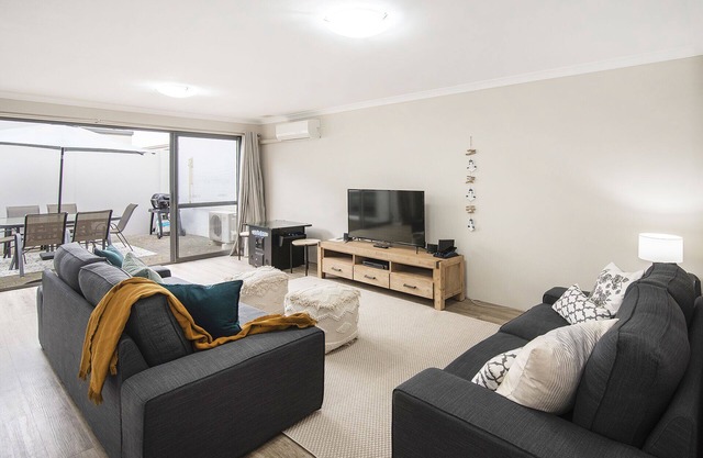Marina Beach House- WIFI, AC in living rooms and upstairs