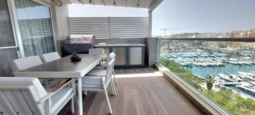 Marina Harbour, Msida, Pieta' - Luxury Terraced Seaview Apartment, guests over 30 years old