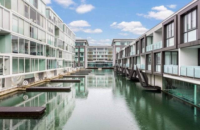 Marina Luxe Retreat | Carpark-Pool-Spa-Gym-Sauna