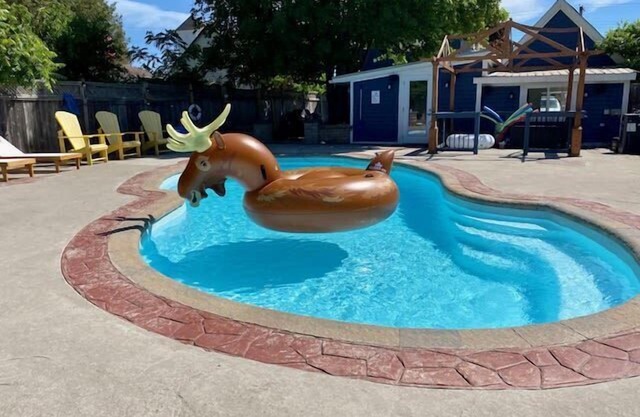 Marina & Main - Heated Pool, Sauna, Games Room, Movie Theatre!